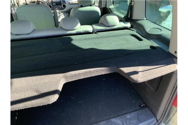 Recambio de bandeja trasero para peugeot partner tepee 1.6 premium referencia OEM IAM 8796V1 16799839ZD 