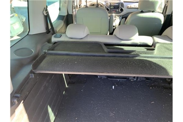 Recambio de bandeja trasero para peugeot partner tepee 1.6 premium referencia OEM IAM 8796V1 16799839ZD 