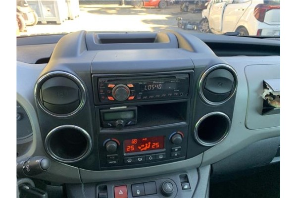 Recambio de consola para peugeot partner tepee 1.6 premium referencia OEM IAM 8231YF 16139519ZD 