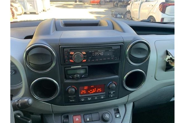 Recambio de consola para peugeot partner tepee 1.6 premium referencia OEM IAM 8231YF 16139519ZD 