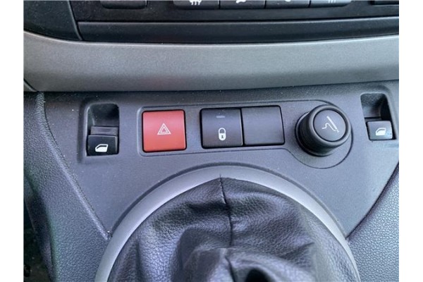 Recambio de interruptor luces emergencia para peugeot partner tepee 1.6 premium referencia OEM IAM 6990L2  
