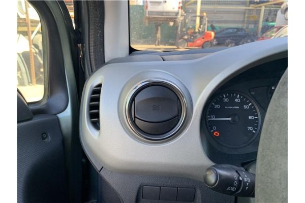 Recambio de rejilla entrada de aire para peugeot partner tepee 1.6 premium referencia OEM IAM 8265GA  
