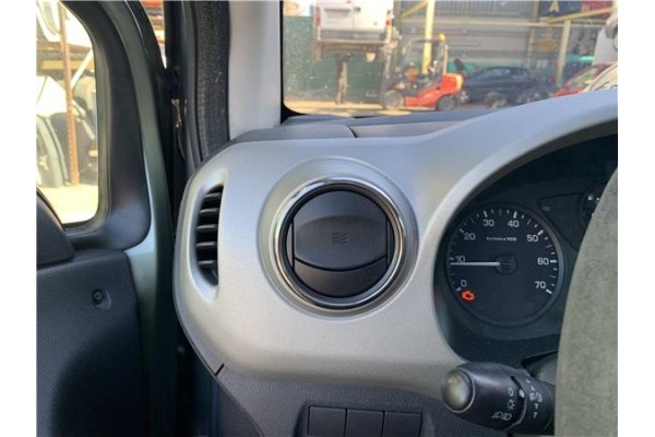 Recambio de rejilla entrada de aire para peugeot partner tepee 1.6 premium referencia OEM IAM 8265GA  