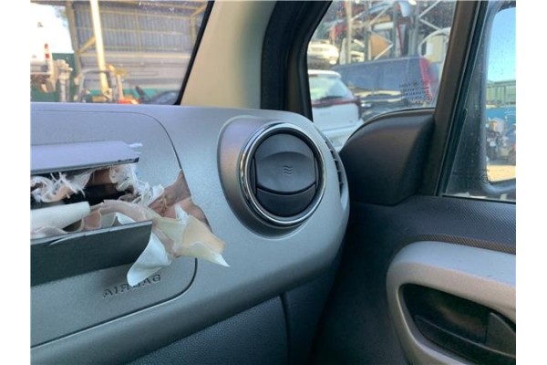 Recambio de rejilla entrada de aire para peugeot partner tepee 1.6 premium referencia OEM IAM 8265GA  