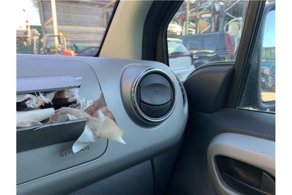 Recambio de rejilla entrada de aire para peugeot partner tepee 1.6 premium referencia OEM IAM 8265GA  