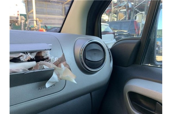 Recambio de rejilla entrada de aire para peugeot partner tepee 1.6 premium referencia OEM IAM 8265GA  