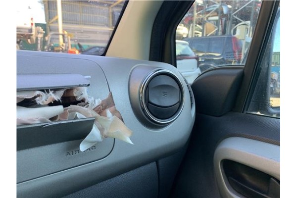 Recambio de rejilla entrada de aire para peugeot partner tepee 1.6 premium referencia OEM IAM 8265GA  