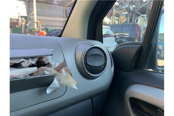 Recambio de rejilla entrada de aire para peugeot partner tepee 1.6 premium referencia OEM IAM 8265GA  