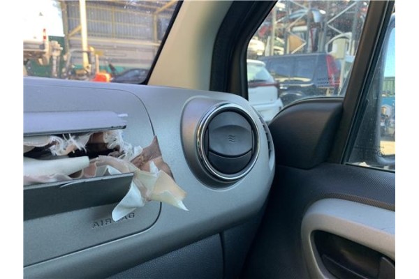 Recambio de rejilla entrada de aire para peugeot partner tepee 1.6 premium referencia OEM IAM 8265GA  