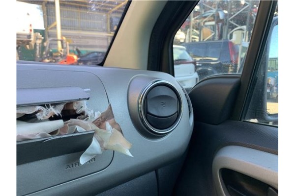 Recambio de rejilla entrada de aire para peugeot partner tepee 1.6 premium referencia OEM IAM 8265GA  