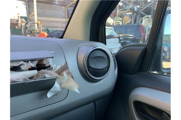 Recambio de rejilla entrada de aire para peugeot partner tepee 1.6 premium referencia OEM IAM 8265GA  