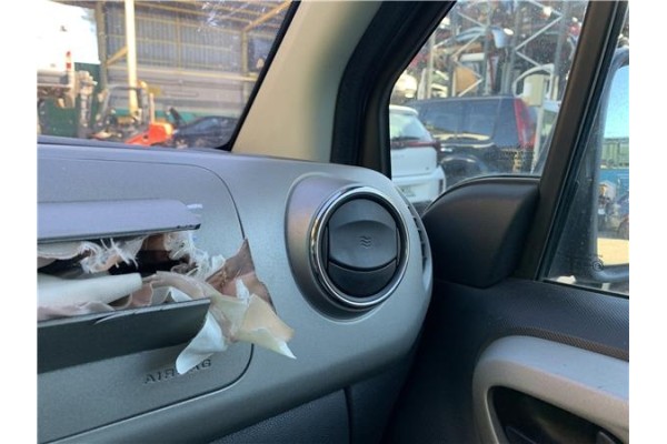 Recambio de rejilla entrada de aire para peugeot partner tepee 1.6 premium referencia OEM IAM 8265GA  