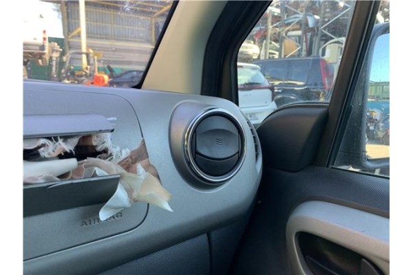 Recambio de rejilla entrada de aire para peugeot partner tepee 1.6 premium referencia OEM IAM 8265GA  