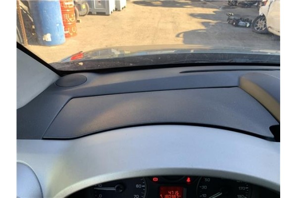 Recambio de tapa izquierda salpicadero para peugeot partner tepee 1.6 premium referencia OEM IAM 8226VV  