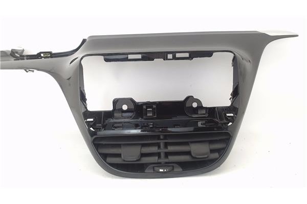 Recambio de embellecedor consola salpicadero para peugeot 208 1.2 access referencia OEM IAM 9673830077 1097753X 