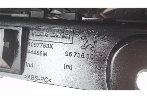 Recambio de embellecedor consola salpicadero para peugeot 208 1.2 access referencia OEM IAM 9673830077 1097753X 