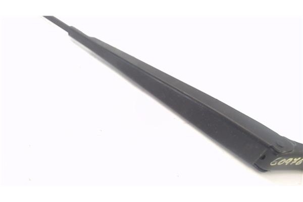 Recambio de brazo limpiaparabrisas delantero derecho para peugeot 208 1.2 access referencia OEM IAM 9673292080  