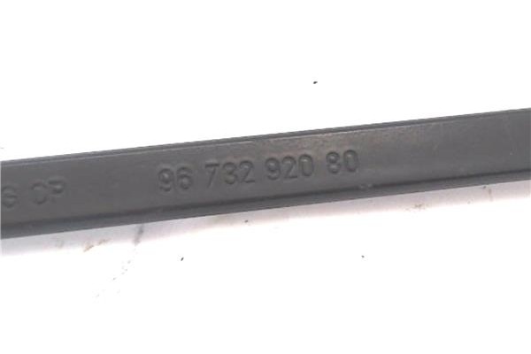 Recambio de brazo limpiaparabrisas delantero derecho para peugeot 208 1.2 access referencia OEM IAM 9673292080  