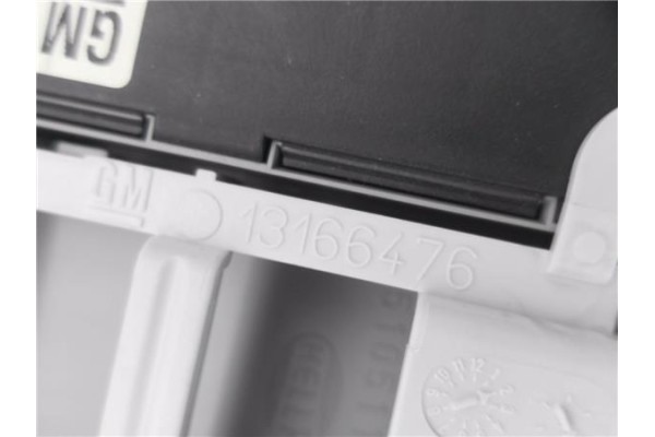 Recambio de luz delantero central techo para opel zafira 1.7 cdti referencia OEM IAM 13142079BY 13166476 