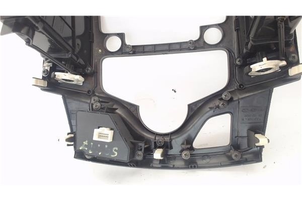 Recambio de embellecedor consola central para hyundai i30 (fd) 1.6 crdi referencia OEM IAM U05F0548  