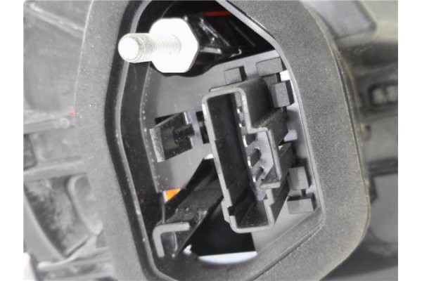 Recambio de piloto trasero derecho para peugeot 208 1.2 access referencia OEM IAM 9825601180  