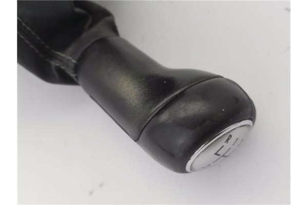 Recambio de pomo palanca cambio para volkswagen polo iv (9n3) 1.4 advance referencia OEM IAM 6Q1711113G  
