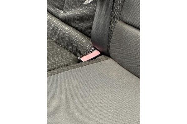 Recambio de anclaje cinturon trasero derecho para renault megane ii (bm0/1_, cm0/1_) 2.0 16v (bm0u, cm0u) referencia OEM IAM 820