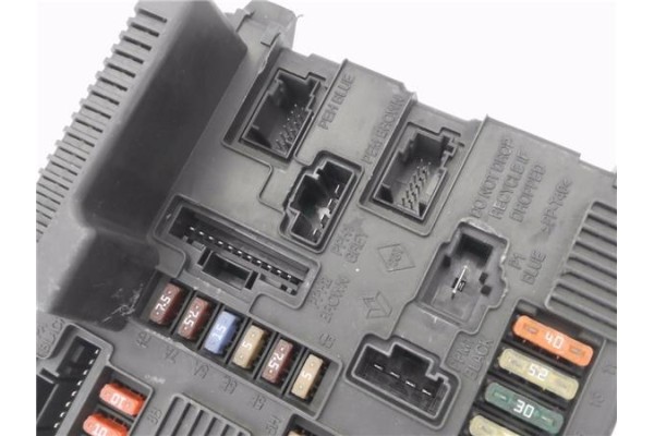 Recambio de caja fusibles/rele para renault megane ii (bm0/1_, cm0/1_) 1.4 16v (bm0b, cm0b) referencia OEM IAM 8200306033B  