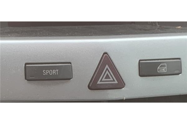 Recambio de interruptor luces emergencia para opel astra h gtc 1.7 cdti referencia OEM IAM 13100107  