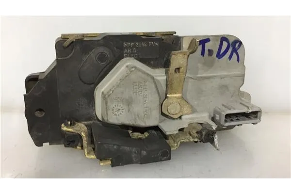 Recambio de cierre electromagnetico trasero derecho para peugeot 206 1.9 d referencia OEM IAM 913886  