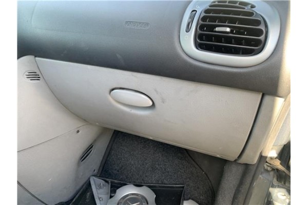 Recambio de guantera salpicadero para citroen xsara picasso 1.6 hdi referencia OEM IAM 8214LZ 8214LV 