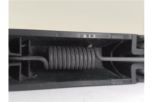 Recambio de brazo limpiaparabrisas trasero para peugeot 308 1.6 confort referencia OEM IAM 8E5945096  