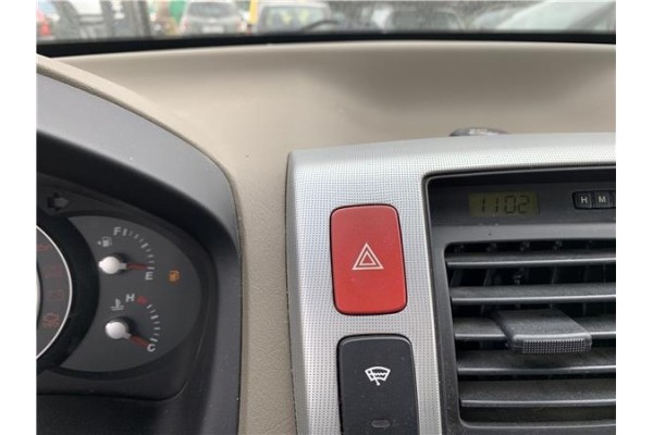 Recambio de interruptor luces emergencia para hyundai tucson (jm) 2.0 referencia OEM IAM 937902E000CA  