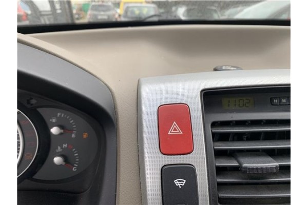 Recambio de interruptor luces emergencia para hyundai tucson (jm) 2.0 referencia OEM IAM 937902E000CA  