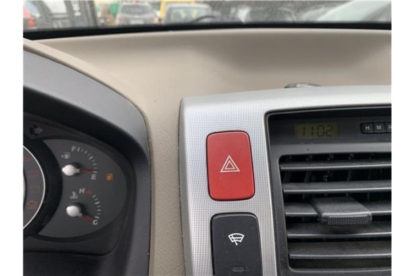 Recambio de interruptor luces emergencia para hyundai tucson (jm) 2.0 referencia OEM IAM 937902E000CA  