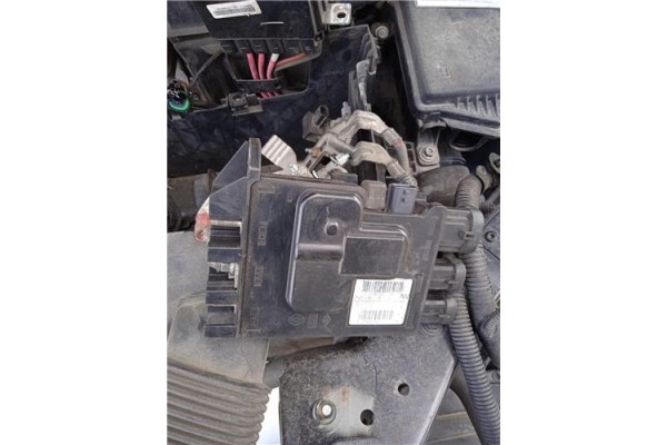 Recambio de caja fusibles/rele para renault megane iii sport tourer 1.5 dynamique referencia OEM IAM 243800011R  