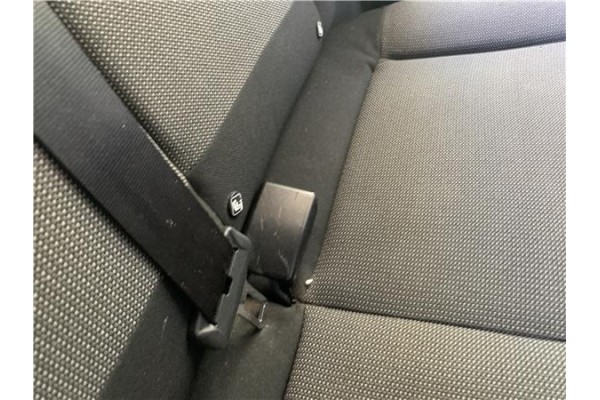 Recambio de anclaje cinturon trasero izquierdo para citroen c3 1.2 feel referencia OEM IAM 98151982XT  