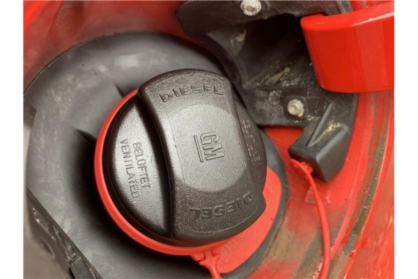 Recambio de tapon combustible para opel corsa d 1.3 cdti referencia OEM IAM 13228891  