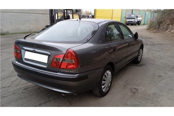 mitsubishi carisma berlina 4 (da0) del año 2004