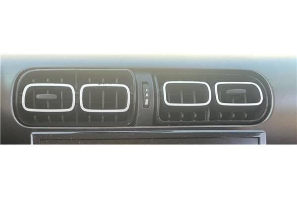 Recambio de rejilla entrada de aire para citroen c3 aircross 1.2 c-series referencia OEM IAM YQ00157880  