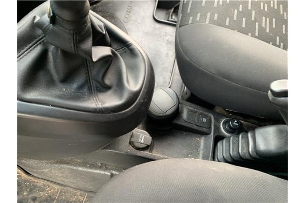 Recambio de consola para opel combo d 1.3 cargo l1h1 2,2t referencia OEM IAM 95524842  