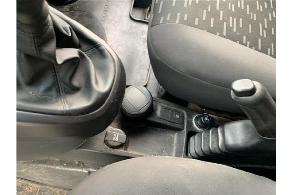 Recambio de consola para opel combo d 1.3 cargo l1h1 2,2t referencia OEM IAM 95524842  