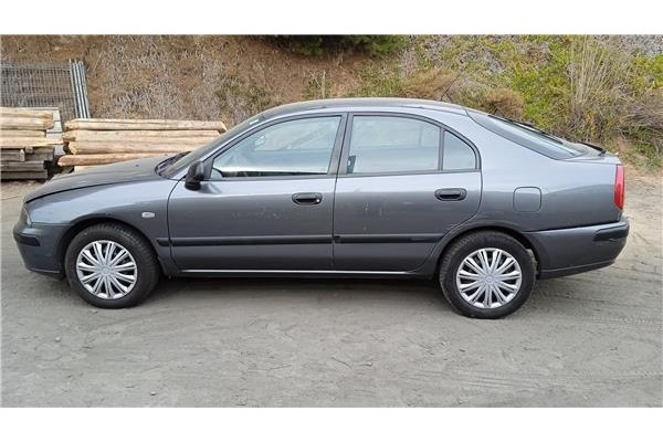 mitsubishi carisma berlina 4 (da0) del año 2004