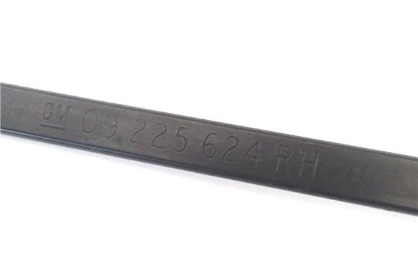 Recambio de brazo limpiaparabrisas delantero derecho para opel combo furgón/ranchera familiar 1.7 di 16v referencia OEM IAM 0922