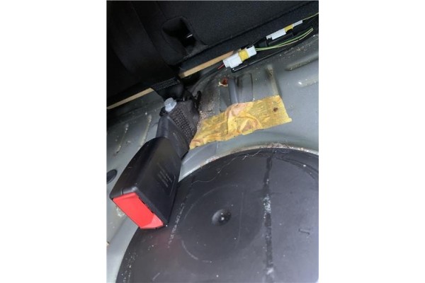 Recambio de anclaje cinturon trasero izquierdo para citroen c4 cactus 1.5 business class referencia OEM IAM 98059715XT  