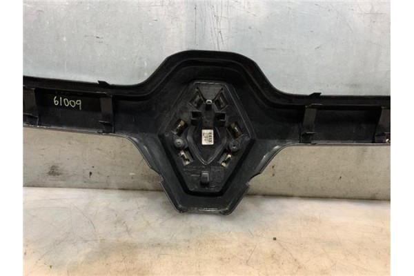 Recambio de moldura paragolpes delantero para renault master iii combi 2.3 l2h2 3,5t referencia OEM IAM 623829053R  