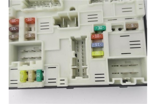 Recambio de caja fusibles/rele para renault master iii combi 2.3 l2h2 3,5t referencia OEM IAM 284B64474R  