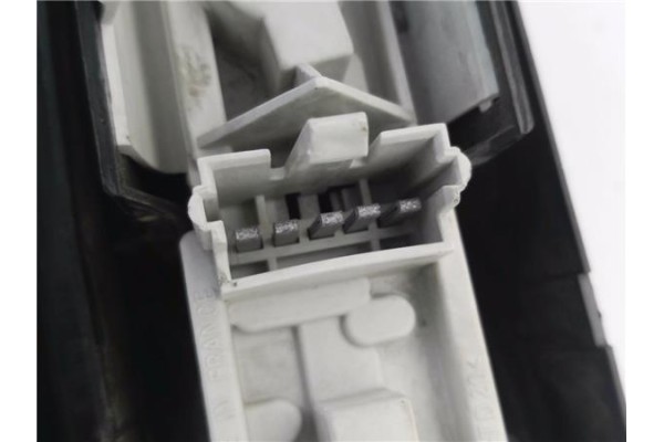 Recambio de piloto trasero derecho para renault rapid /express (f40) 1.4 1.1 kombi referencia OEM IAM 7701039729  