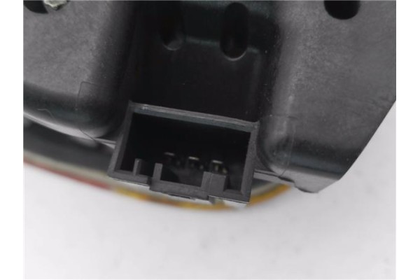 Recambio de piloto porton trasero derecho para bmw serie 3 berlina (e46) 2.5 325i referencia OEM IAM 6907938  