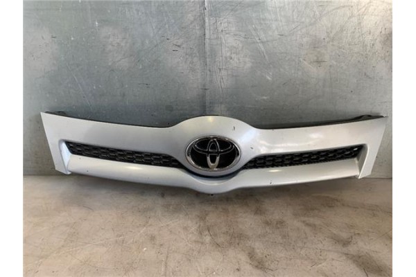 Recambio de rejilla paragolpes delantero para toyota corolla verso (r1) 2.2 d-4d referencia OEM IAM 531110F020  